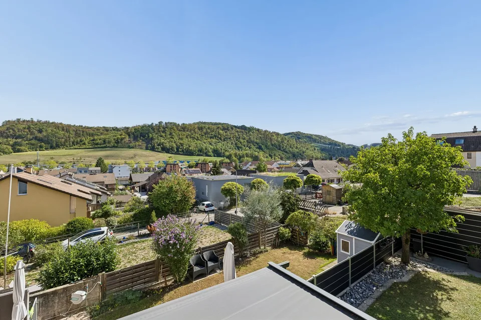 Votre jardin de bien-être avec jacuzzi & vue sur le Jura – maison de ville 5½ pièces – photo 10 sur 19