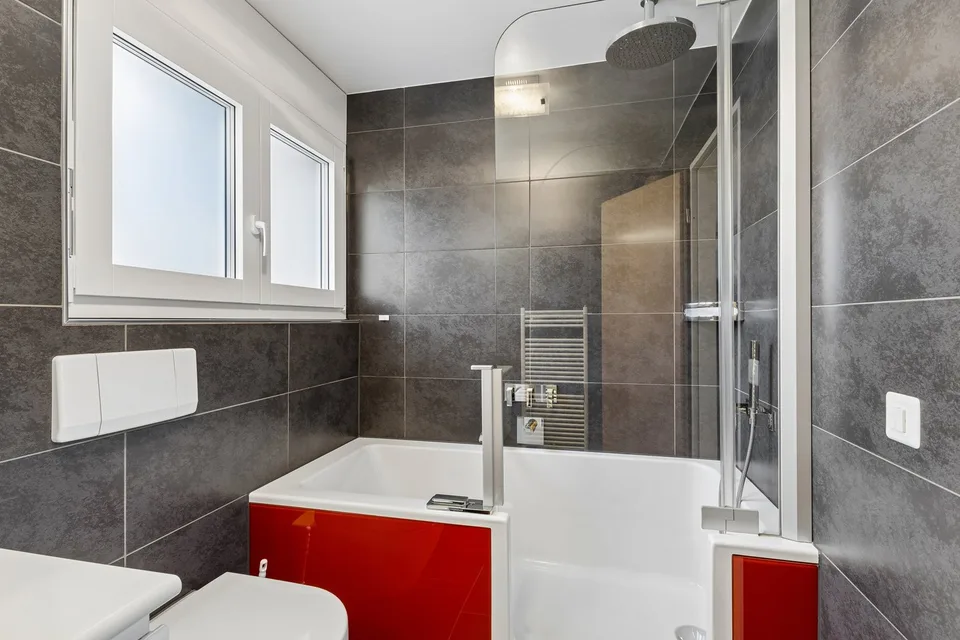 Votre jardin de bien-être avec jacuzzi & vue sur le Jura – maison de ville 5½ pièces – photo 15 sur 19