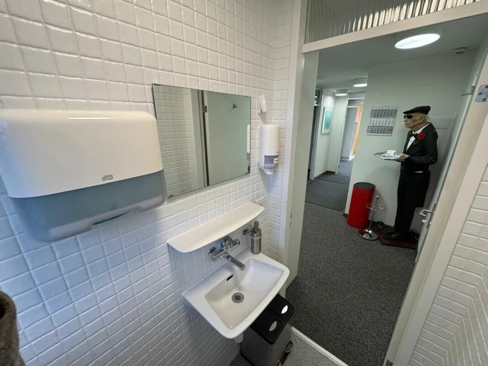 Ufficio moderno, pronto per essere occupato, 4 locali con attrezzature di alta qualità in posizione centrale - disponibile per l'affitto immediato – foto 13 di 14