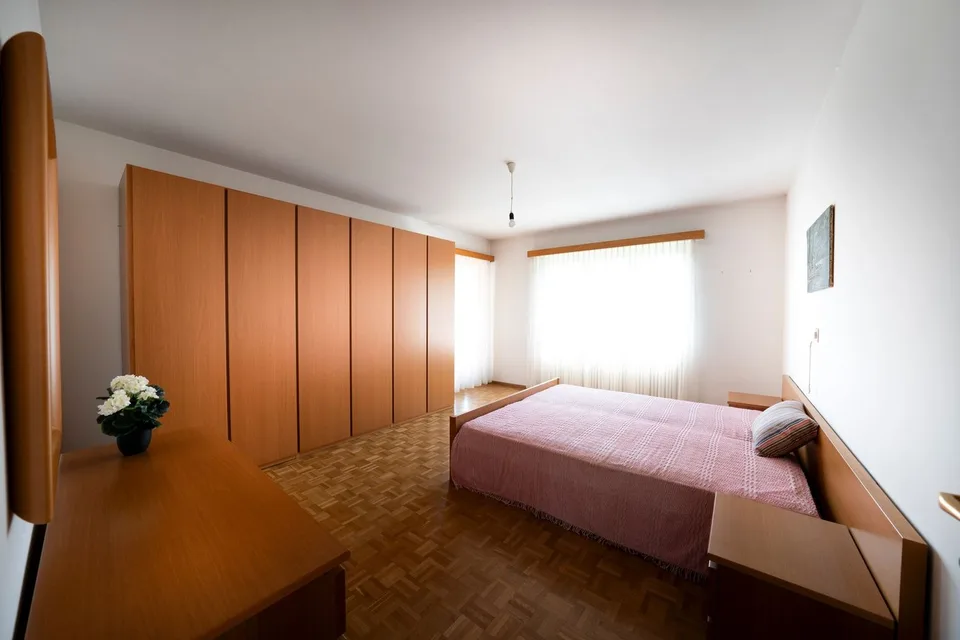 Zweifamilienhaus mit Garten und Aussicht in Gnosca – Foto 9 von 17