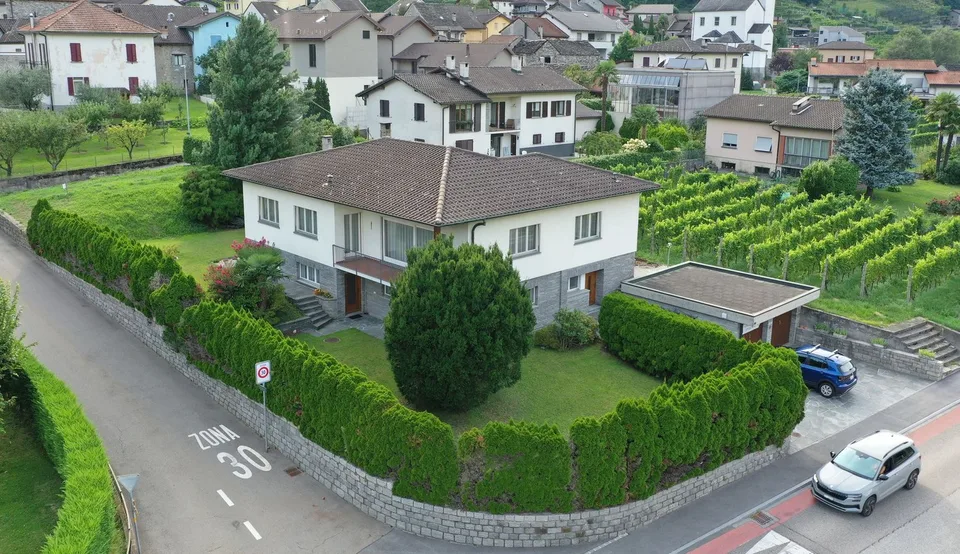 Zweifamilienhaus mit Garten und Aussicht in Gnosca – Foto 15 von 17