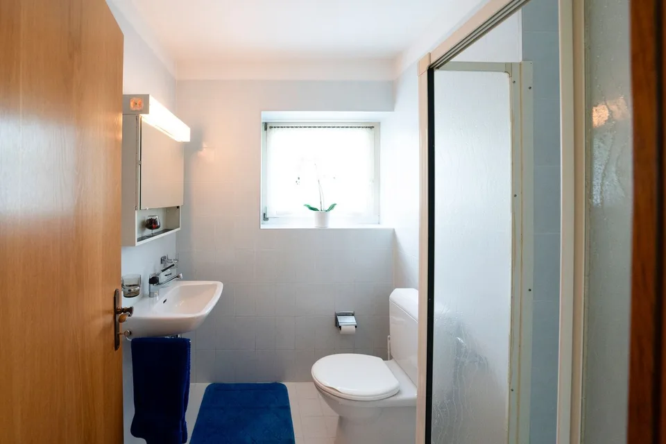 Zweifamilienhaus mit Garten und Aussicht in Gnosca – Foto 10 von 17