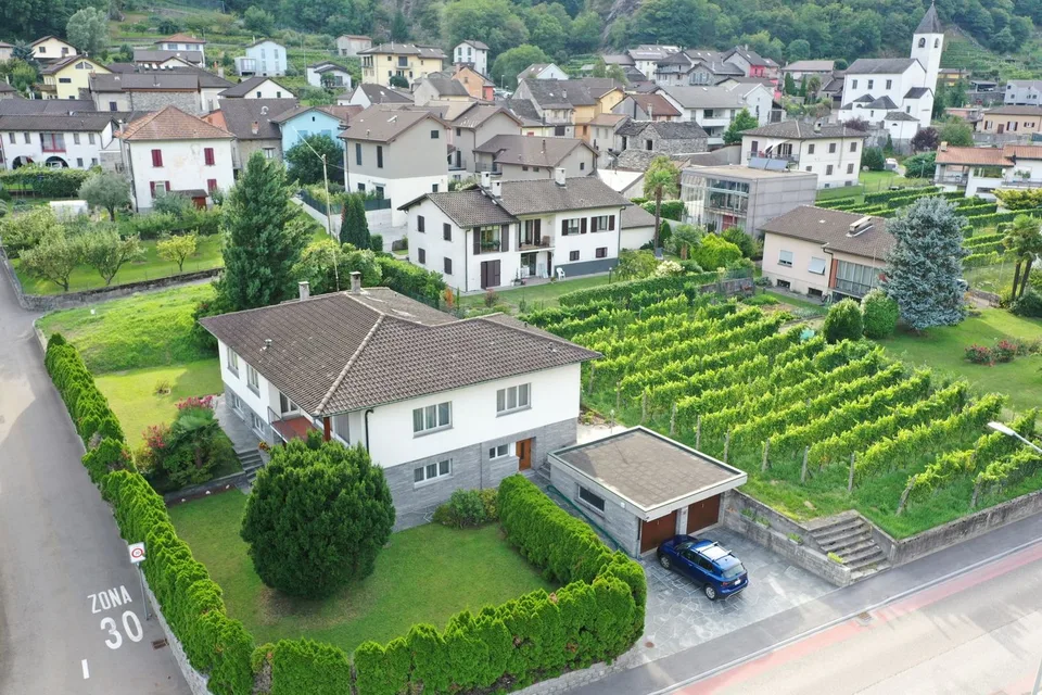 Zweifamilienhaus mit Garten und Aussicht in Gnosca – Foto 2 von 17