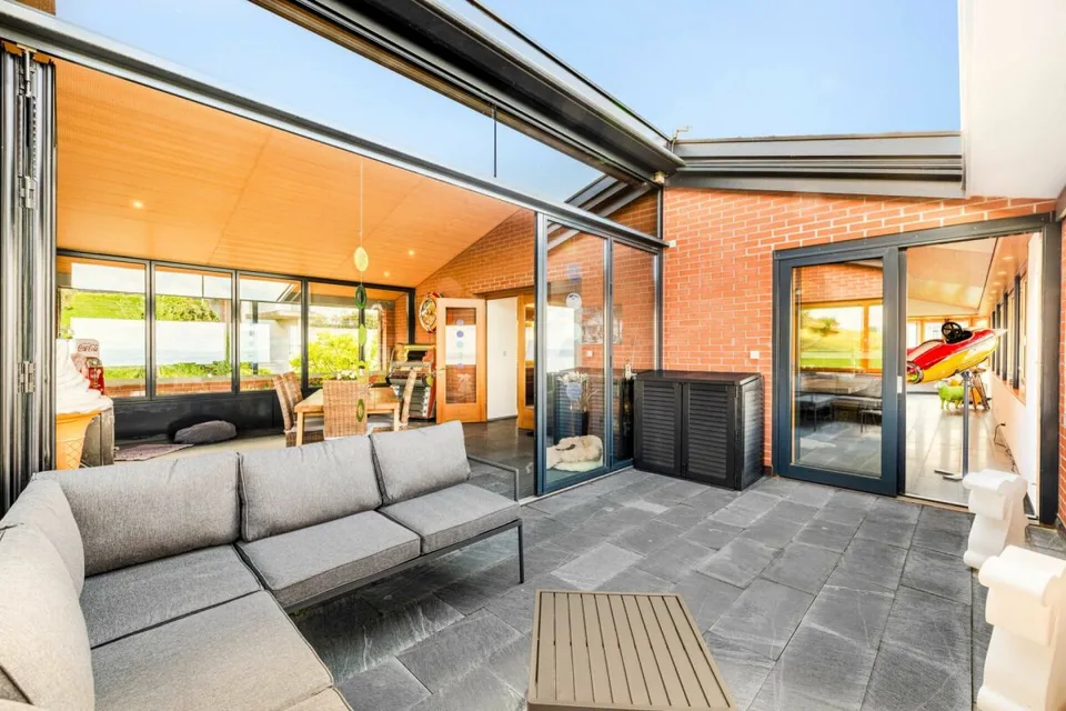 WO DER SEE ZUM PANORAMA WIRD: EXKLUSIVES EINFAMILIENHAUS AUF GROSSZÜGIGEM GRUNDSTÜCK – Foto 11 von 19