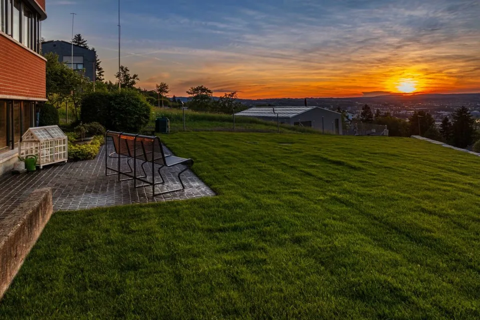 WO DER SEE ZUM PANORAMA WIRD: EXKLUSIVES EINFAMILIENHAUS AUF GROSSZÜGIGEM GRUNDSTÜCK – Foto 15 von 19