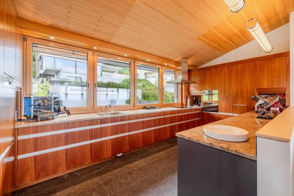 WO DER SEE ZUM PANORAMA WIRD: EXKLUSIVES EINFAMILIENHAUS AUF GROSSZÜGIGEM GRUNDSTÜCK – Foto 8 von 19