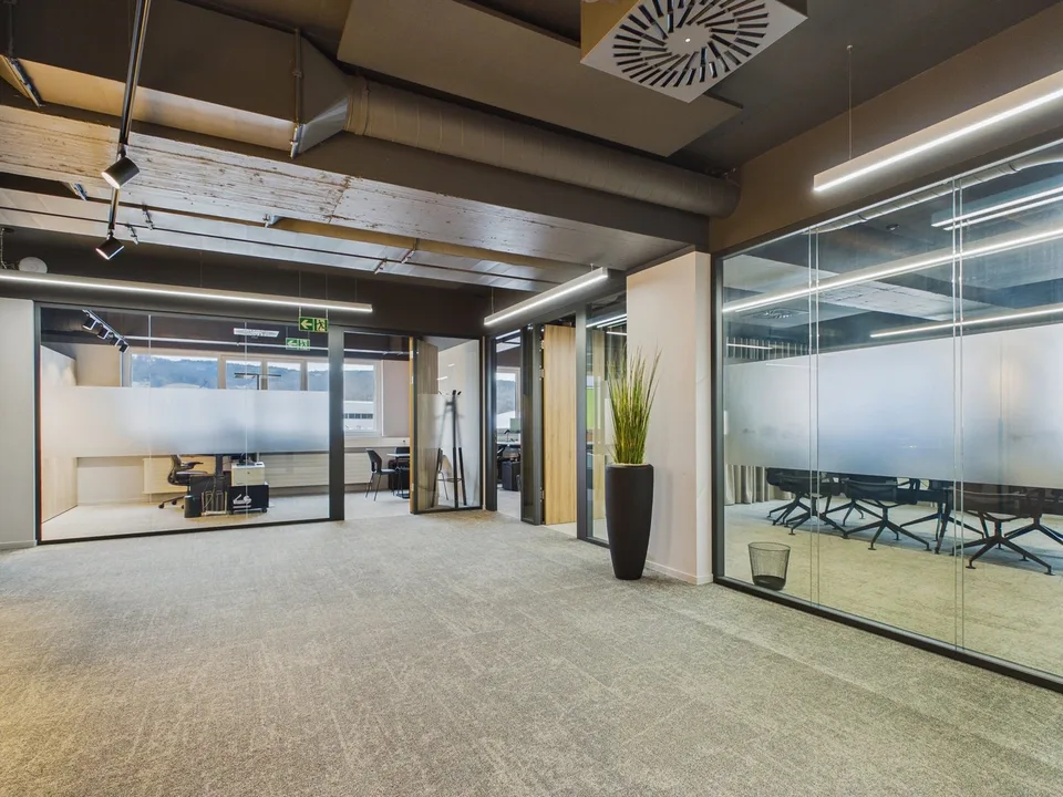 Étage de bureau moderne 435 m² avec terrasse sur le toit à Frenkendorf – photo 9 sur 13