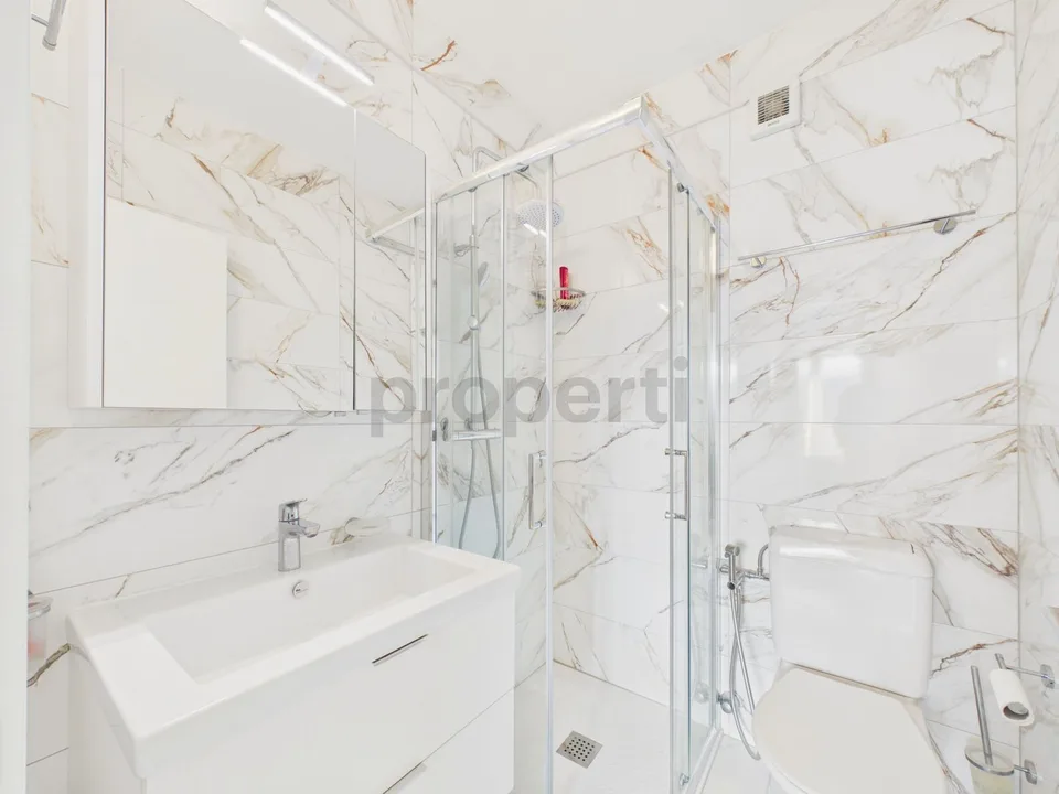 Elegantes Dachgeschoß mit 4,5 Zimmern, renoviert mit panoramischer Seesicht – Foto 10 von 24