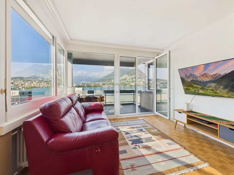 Elegantes Dachgeschoß mit 4,5 Zimmern, renoviert mit panoramischer Seesicht – Foto 1 von 24
