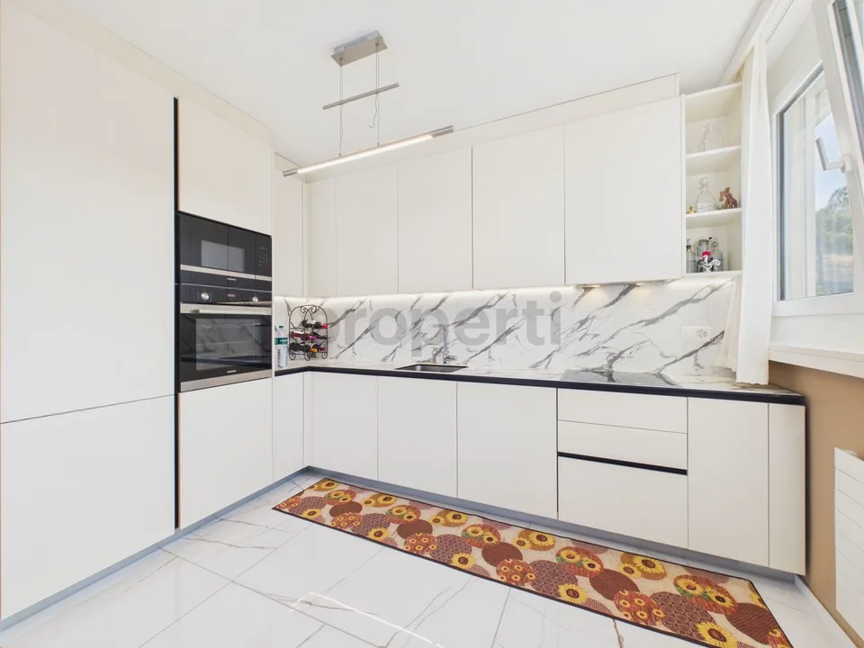 Elegantes Dachgeschoß mit 4,5 Zimmern, renoviert mit panoramischer Seesicht – Foto 2 von 24