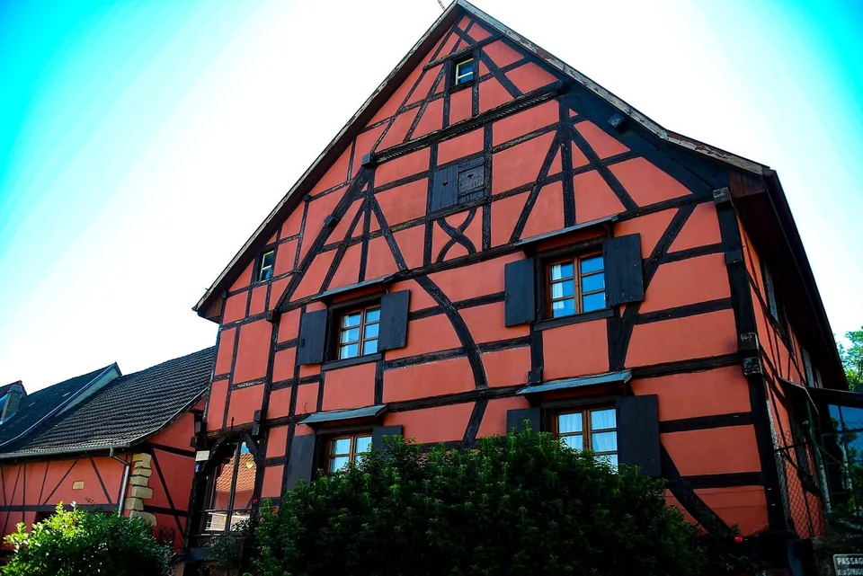 Echtes elsässisches Haus mit Nebengebäuden und 1.261 m² Grundstück im Herzen von Hégenheim – Foto 4 von 17