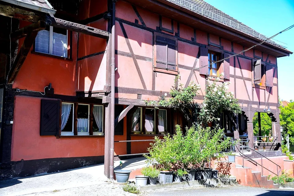 Echtes elsässisches Haus mit Nebengebäuden und 1.261 m² Grundstück im Herzen von Hégenheim – Foto 2 von 17