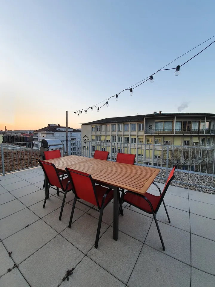 Gepflegte 2.5-Zimmerwohnung , mit grosser Terrasse – Foto 2 von 5