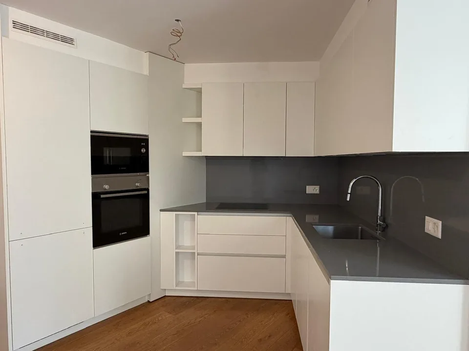 2.5 locali completamente rinnovato a Breganzona – luminoso, tranquillo e ben servito – Foto 3 von 24