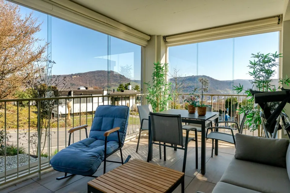 Exklusive 5.5 Z' Maisonette-Wohnung mit verglastem Balkon, Weitsicht und 2 EHP's – Foto 7 von 12