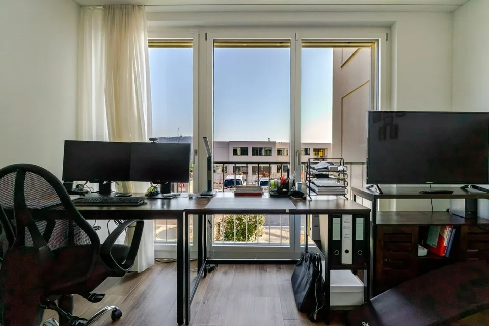 Exklusive 5.5 Z' Maisonette-Wohnung mit verglastem Balkon, Weitsicht und 2 EHP's – Foto 8 von 12