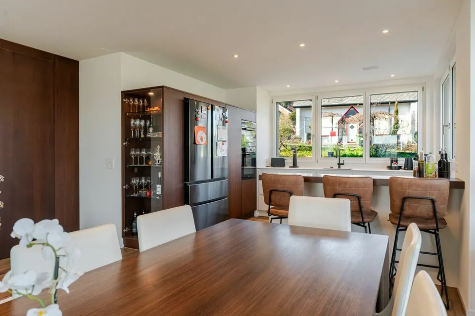 Exklusive 5.5 Z' Maisonette-Wohnung mit verglastem Balkon, Weitsicht und 2 EHP's – Foto 6 von 12