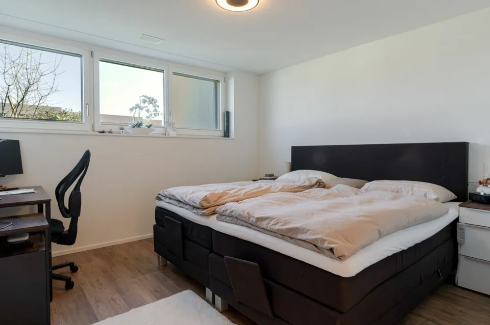 Exklusive 5.5 Z' Maisonette-Wohnung mit verglastem Balkon, Weitsicht und 2 EHP's – Foto 10 von 12