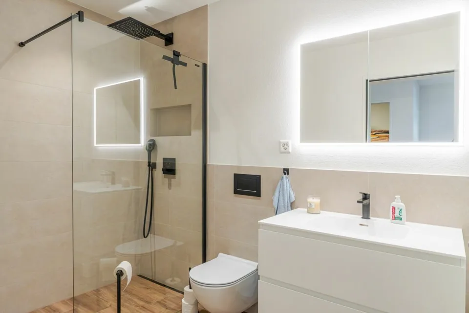 Exklusive 5.5 Z' Maisonette-Wohnung mit verglastem Balkon, Weitsicht und 2 EHP's – Foto 5 von 12