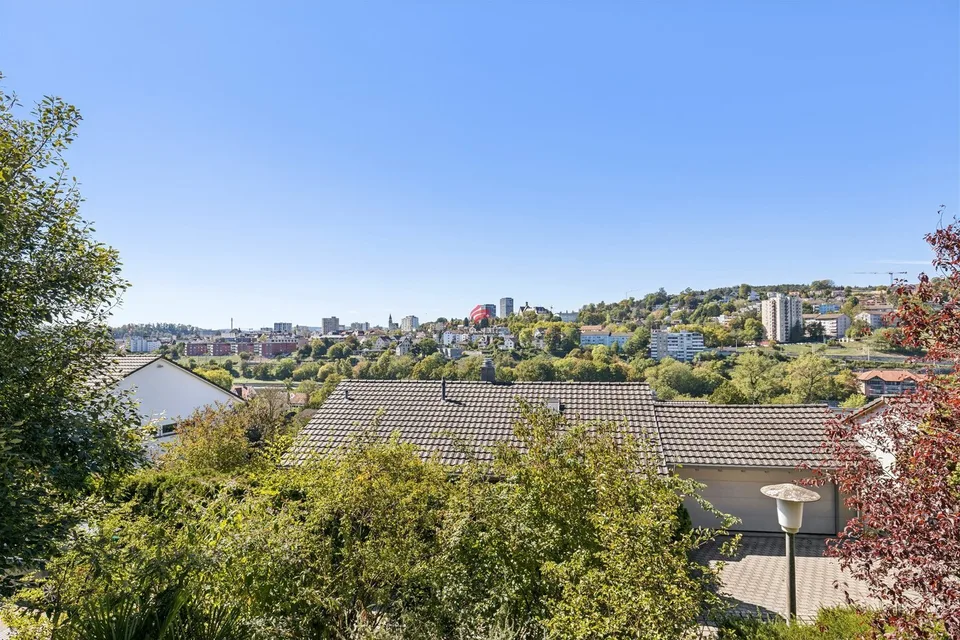 Casa a schiera affascinante con vista da sogno e potenziale – foto 10 di 13