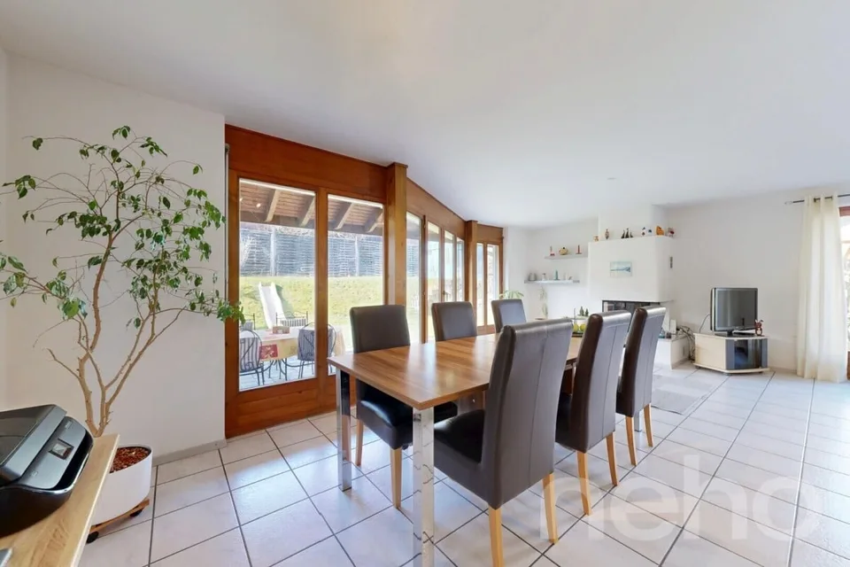 Da rinfrescare: Grande villa familiare con giardino, posizione ideale – foto 3 di 12