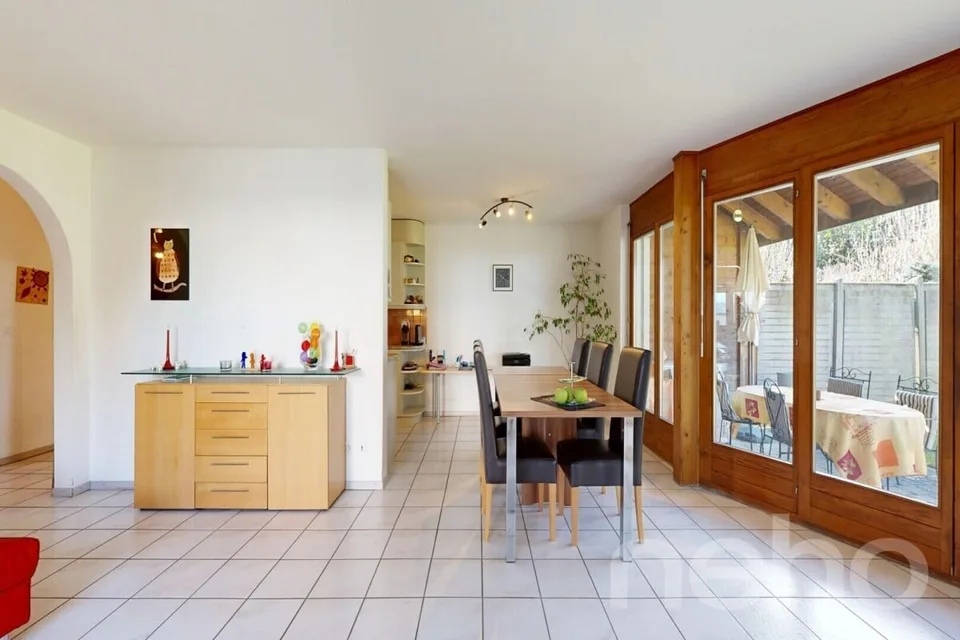 Da rinfrescare: Grande villa familiare con giardino, posizione ideale – foto 2 di 12
