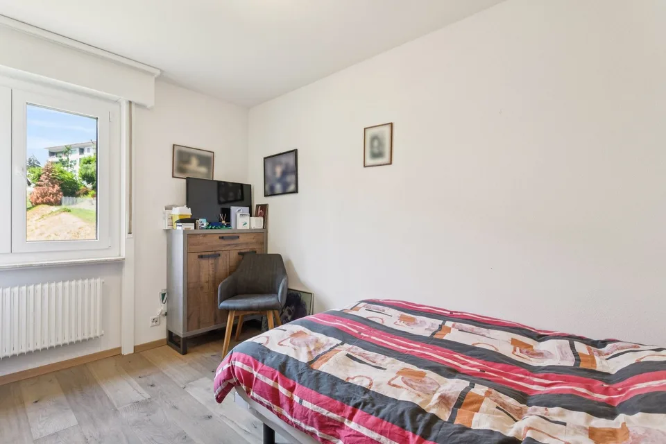 Ein renoviertes 5.5-Zimmer-Apartment im Herzen von Villars-sur-Glâne – Foto 6 von 10