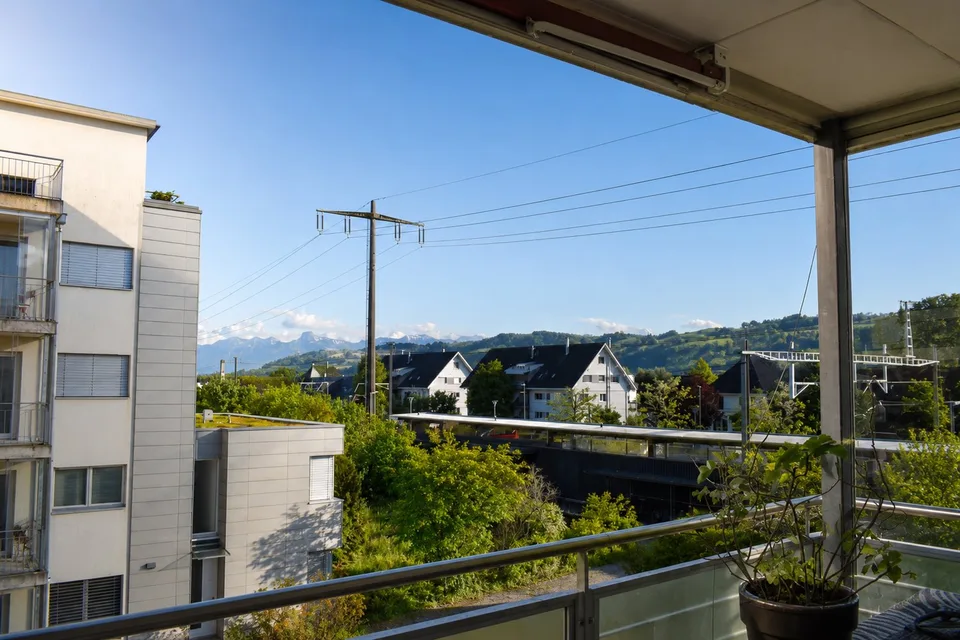 Charmante 5.5-Zimmer-Wohnung mit Balkon und herrlicher Aussicht in Rubigen – Foto 2 von 23