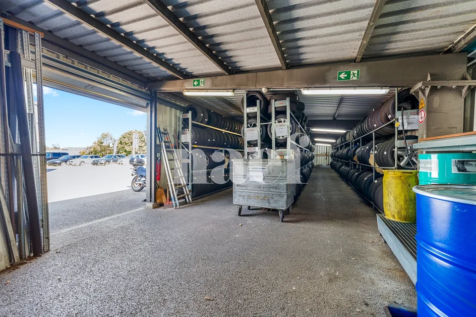 Garage mit Empfang, Werkstatt und Lagerflächen zu verkaufen in Givisiez – Foto 11 von 12