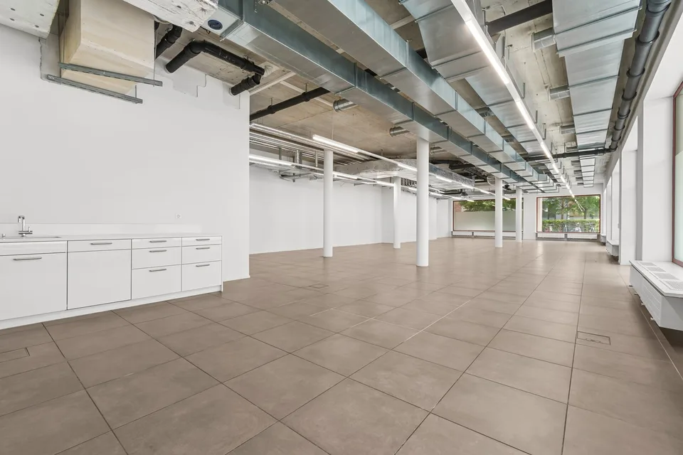 Espace commercial spacieux dans un emplacement attractif dans le quartier Greencity – photo 4 sur 10