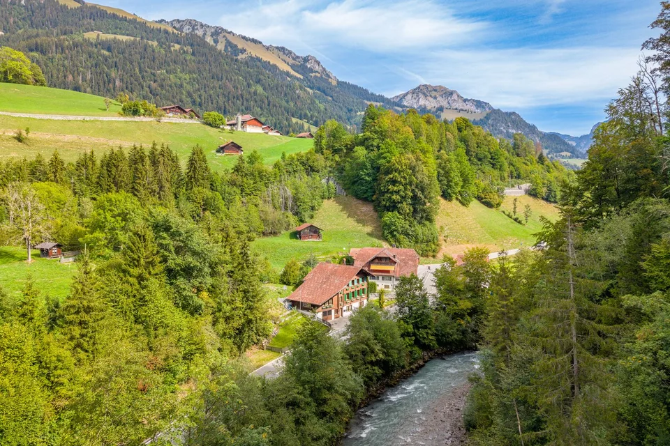 Casa multifamiliare con tre appartamenti e garage doppio – foto 2 di 9