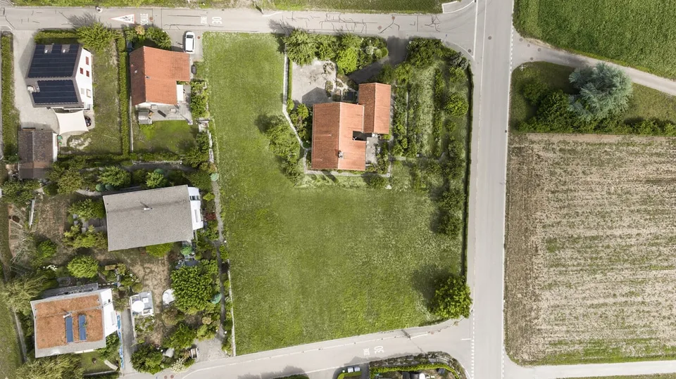 Terrain résidentiel ensoleillé à Dättlikon avec vue lointaine et potentiel – photo 4 sur 6