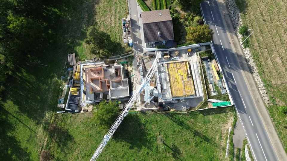 Moderne, Neubau Maisonette Wohnung mit grosser Terrasse eingebettet in malerische Landschaft! – Foto 7 von 9
