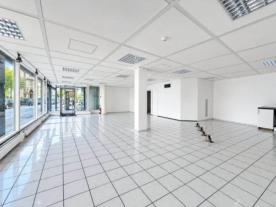 Retail space for rent near city center – photo 4 of 9