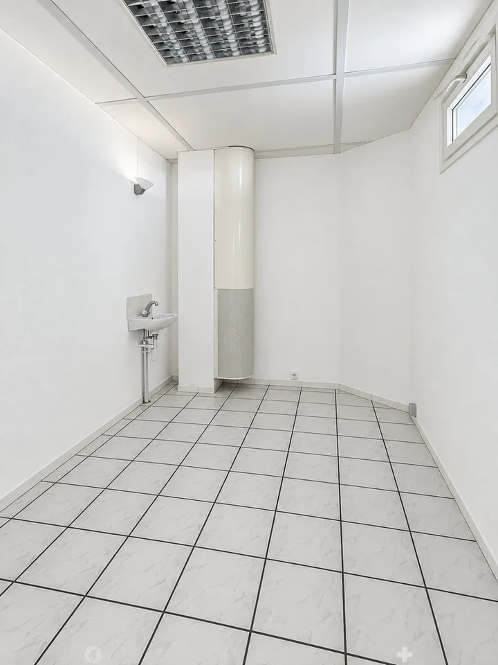 Retail space for rent near city center – photo 7 of 9