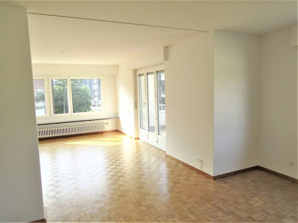 Grand appartement lumineux de 3,5 pièces avec balcon à Allschwil 96m2 – photo 5 sur 10