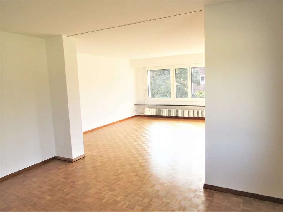 Grand appartement lumineux de 3,5 pièces avec balcon à Allschwil 96m2 – photo 4 sur 10