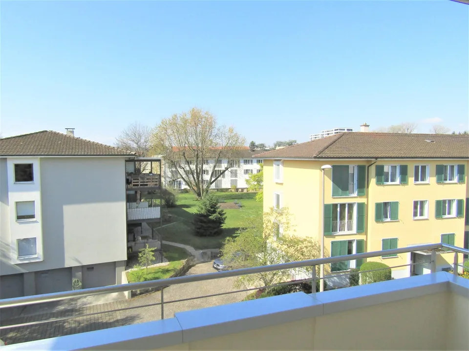 Grand appartement lumineux de 3,5 pièces avec balcon à Allschwil 96m2 – photo 6 sur 10