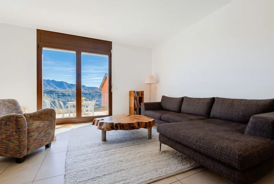 Vernate – 3,5-Zimmer-Wohnung mit privatem Garten und Seeblick – Foto 4 von 12