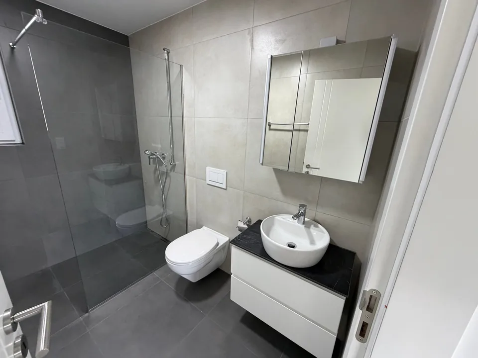 Appartement moderne 3.5 pièces avec grande terrasse et balcon – photo 10 sur 11