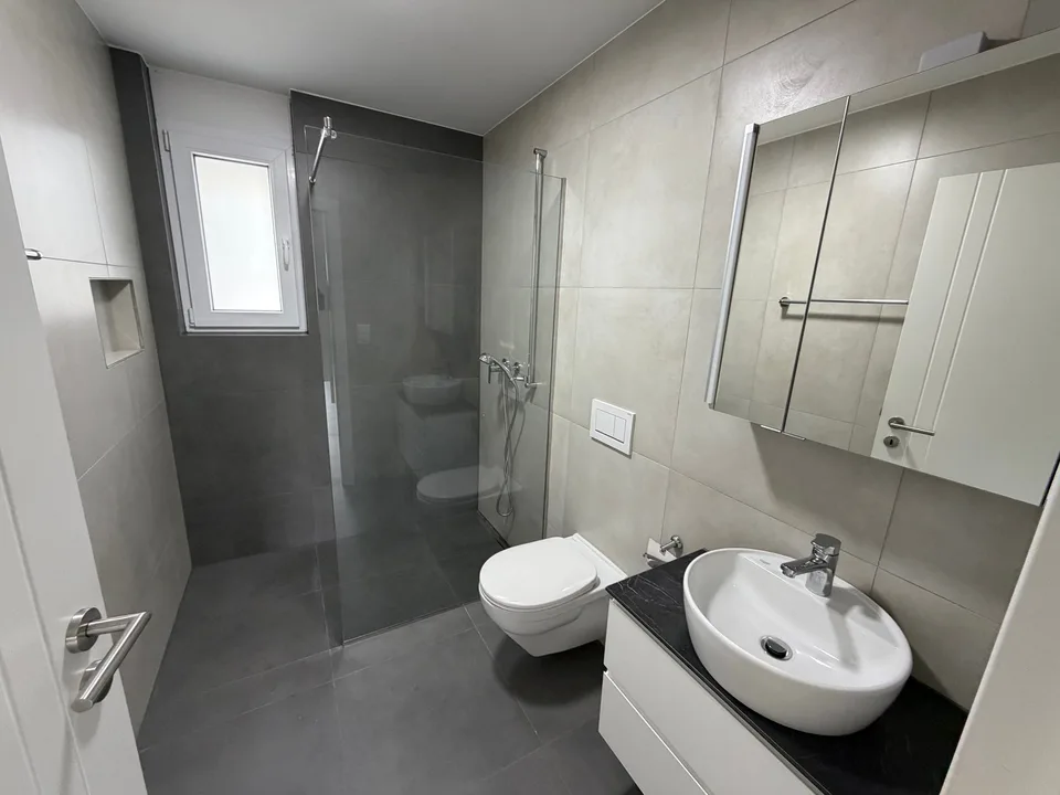 Appartement moderne 3.5 pièces avec grande terrasse et balcon – photo 9 sur 11