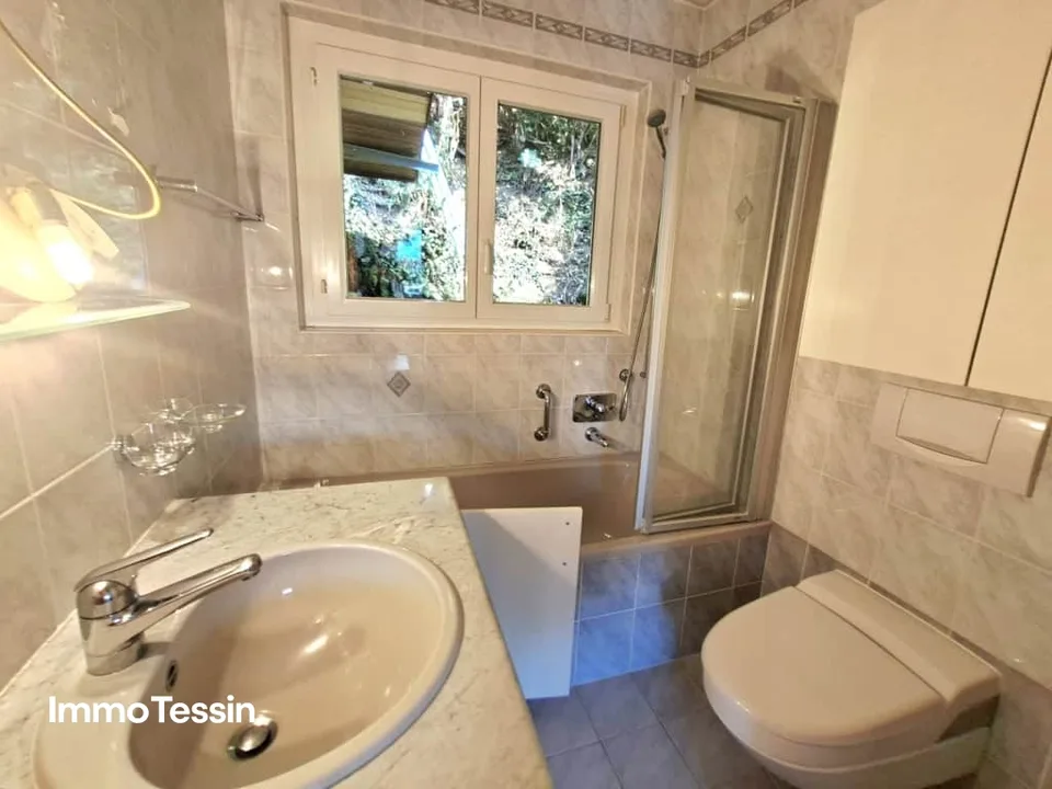 Vivere in mezzo alla natura con una vista da sogno sul mondo montuoso del Ticino e piscina all'aperto – foto 13 di 13