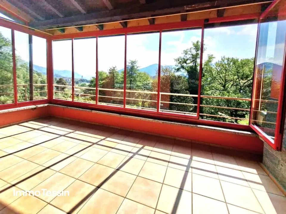 Vivere in mezzo alla natura con una vista da sogno sul mondo montuoso del Ticino e piscina all'aperto – foto 8 di 13