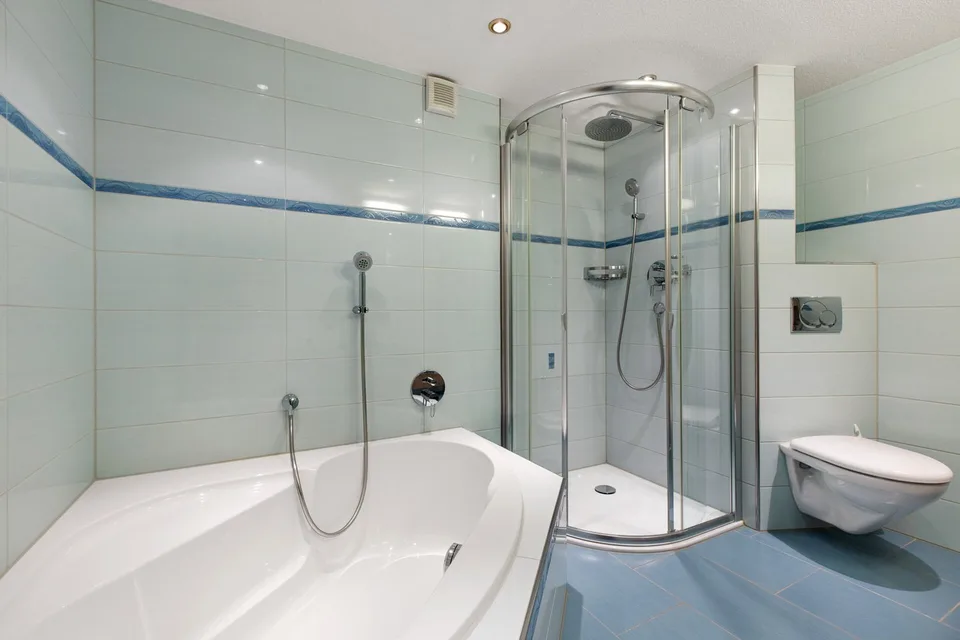Vivere su tre livelli: Attraente casa a schiera di 6,5 locali con sauna – foto 10 di 13