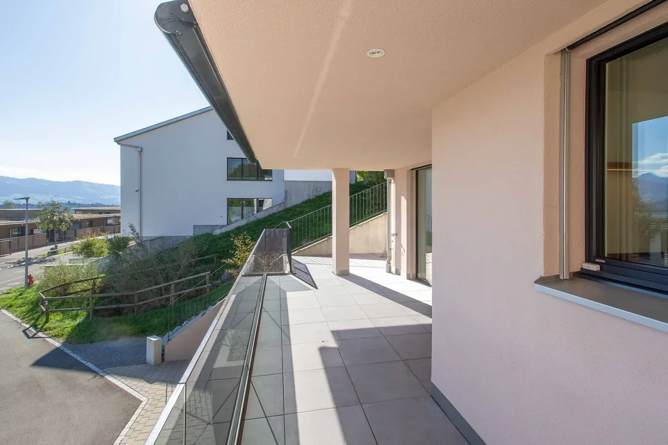 Bright and spacious 2.5-room terrace apartment with a magnificent panoramic view, living comfort, and beautiful materials – photo 14 of 16