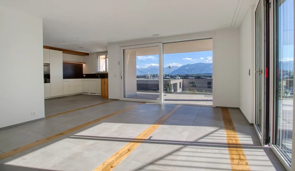 Bright and spacious 2.5-room terrace apartment with a magnificent panoramic view, living comfort, and beautiful materials – photo 4 of 16