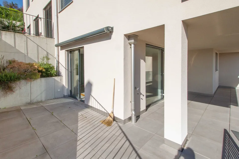 Bright and spacious 2.5-room terrace apartment with a magnificent panoramic view, living comfort, and beautiful materials – photo 15 of 16