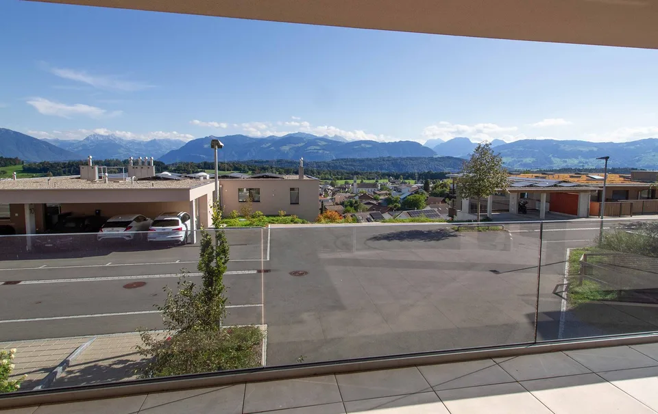 Bright and spacious 2.5-room terrace apartment with a magnificent panoramic view, living comfort, and beautiful materials – photo 2 of 16