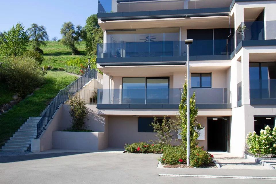 Bright and spacious 2.5-room terrace apartment with a magnificent panoramic view, living comfort, and beautiful materials – photo 16 of 16