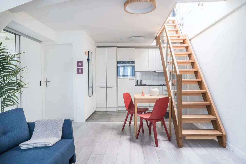 Möbliertes 2.5-Zimmer-Penthouse mit grosser Dachterrasse in Zürich – Foto 2 von 11